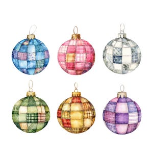 Może przedstawiać: Sześć kolorowych ozdób choinkowych z patchworkowym wzorem. Każda ozdoba ma inny kolor, w tym niebieski, różowy, srebrny, zielony, złoty i fioletowy. Ozdoby mają złote metalowe nakrętki i srebrne druciane wieszaki.