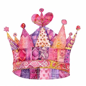 Könnte beinhalten: Eine rosafarbene und violette Patchwork-Krone mit einem herzförmigen Oberteil. Die Krone besteht aus verschiedenen Stoffen und Texturen und hat einen verspielten, handgefertigten Look.