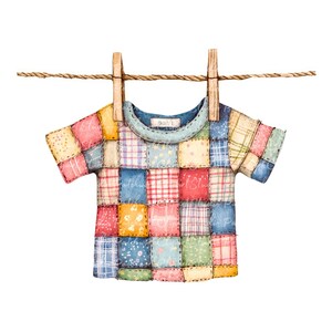 Puede incluir: Una camiseta de patchwork colgada de un tendedero con pinzas de madera. La camiseta está hecha de varios colores y patrones de tela, incluyendo rojo, azul, amarillo, verde y blanco.