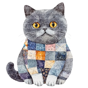 Puede incluir: Ilustración en acuarela de un gato gris con ojos amarillos, con una colcha de retazos. El gato está sentado erguido, con la cola enrollada hacia un lado. La colcha presenta cuadrados azules, naranjas y con estampados florales.