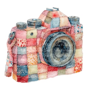 Pode incluir: Uma câmera de estilo vintage feita de tecido patchwork em tons de rosa, vermelho, azul e bege. A lente da câmera é preta e tem uma borda prateada.