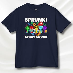 Może przedstawiać: Granatowa koszulka z białym napisem "SPRUNKI STUDY SQUAD". Koszulka posiada kolorową grafikę postaci z kreskówek z książkami, ołówkami i plecakami. Projekt zawiera zielone, czerwone, żółte, niebieskie i fioletowe elementy.