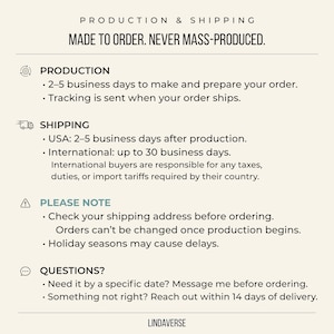 K&ouml;nnte beinhalten: Cremefarbene Grafik mit Text &uuml;ber Produktions- und Versanddetails. Der Text enth&auml;lt S&auml;tze wie &bdquo;Made to Order&ldquo;, &bdquo;Produktion&ldquo;, &bdquo;Versand&ldquo; und &bdquo;Bitte beachten&ldquo;. Der untere Teil der Grafik enth&auml;lt das Wort &bdquo;LINDAVERSE&ldquo;.
