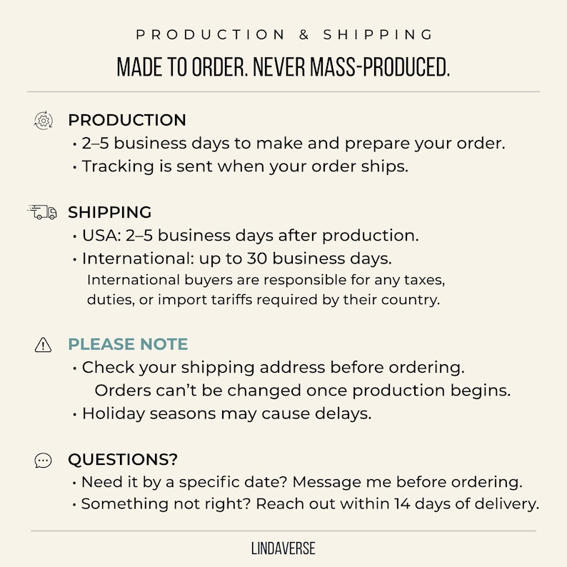 K&ouml;nnte beinhalten: Cremefarbene Grafik mit Text &uuml;ber Produktions- und Versanddetails. Der Text enth&auml;lt S&auml;tze wie &bdquo;Made to Order&ldquo;, &bdquo;Produktion&ldquo;, &bdquo;Versand&ldquo; und &bdquo;Bitte beachten&ldquo;. Der untere Teil der Grafik enth&auml;lt das Wort &bdquo;LINDAVERSE&ldquo;.