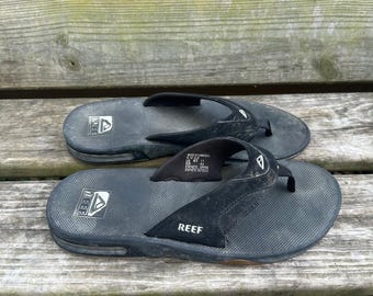 Chanclas negras vintage Reef Fanning para hombre, talla 11, sandalias con abridor de botellas, estilo Y2K