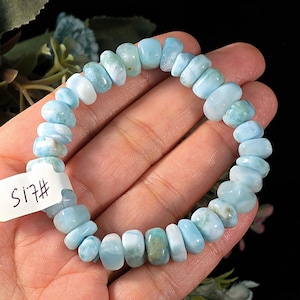 Puede incluir: Una pulsera el&aacute;stica compuesta por numerosas cuentas de Larimar pulidas y redondeadas en tonos azul cielo, blanco y turquesa suave. Las cuentas est&aacute;n ensartadas en un cord&oacute;n el&aacute;stico y llevan una peque&ntilde;a etiqueta de papel blanco con el texto S17#.