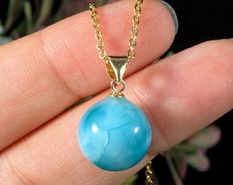 Collar de esfera de larimar, joyería chapada en oro de 14k, cristal azul intenso de República Dominicana, pequeña bola de alta calidad.
