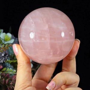 506g große Rosenquarzkugel, rosa Kristallkugel für Altardekor, natürlicher Edelstein, Meditationskristall, spirituelle Energiestein