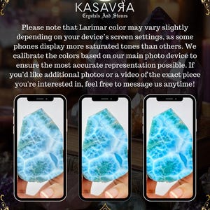 Puede incluir: Una pantalla gr&aacute;fica con el texto KASAVAA Crystals And Stones y un aviso sobre la variaci&oacute;n de color de la Larimar. Tres pantallas de tel&eacute;fono inteligente muestran cada una una losa de piedra Larimar azul claro y blanca.