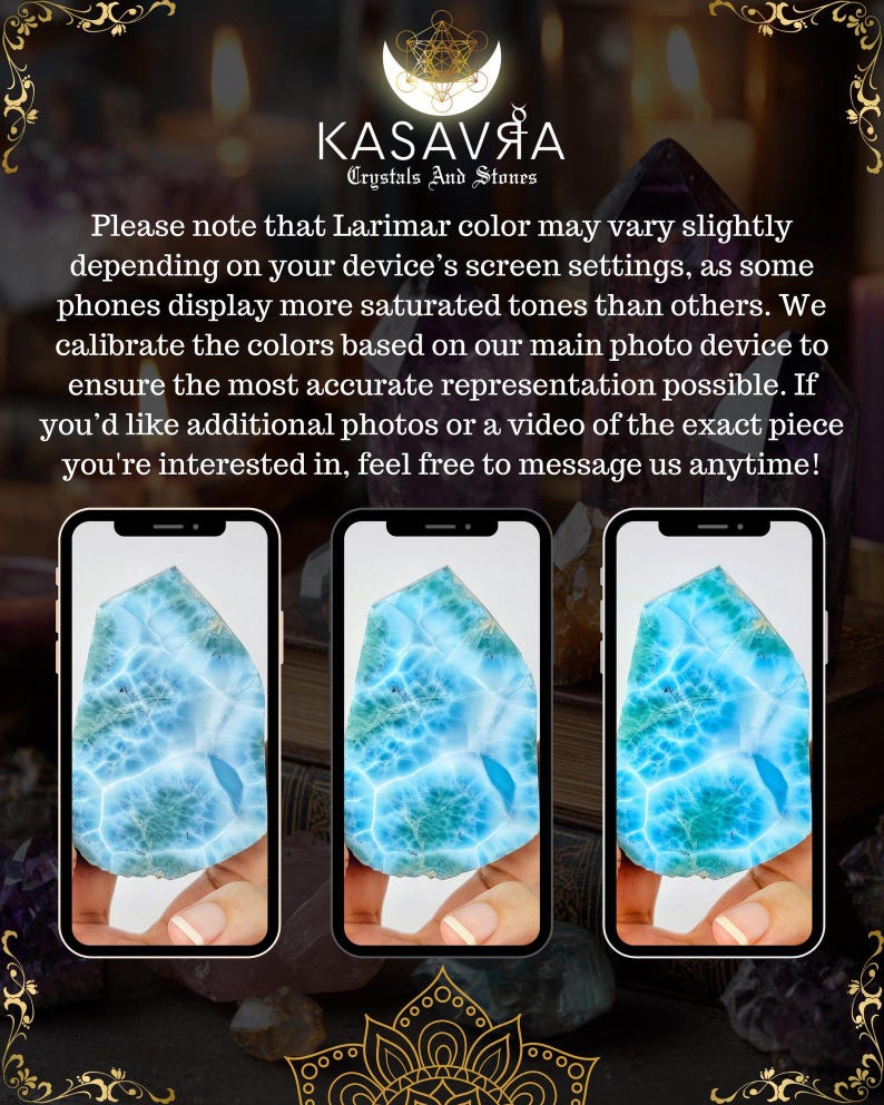 Puede incluir: Una pantalla gr&aacute;fica con el texto KASAVAA Crystals And Stones y un aviso sobre la variaci&oacute;n de color de la Larimar. Tres pantallas de tel&eacute;fono inteligente muestran cada una una losa de piedra Larimar azul claro y blanca.