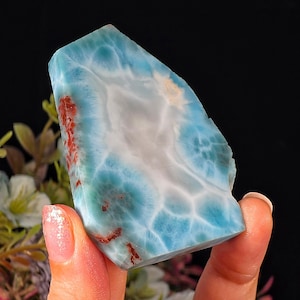 Losa de larimar de 61 g, rara, con hematita roja y cristales en azul y verde azulado. Ejemplar dominicano natural. Piedra en bruto para joyería.