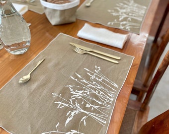 2 sets de table en lin avec motifs d'herbes folles sérigraphiés. La sérigraphie est réalisée avec des encres à base d'eau. Lavage à 30.