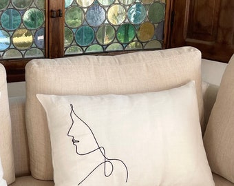 Linen cushion embroidered with a woman's face. With this black silhouette on an ivory background, it will bring incredible charm to your decoration.