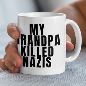Puede incluir: Taza de cerámica blanca con texto negro que dice "My Grandpa Killed Nazis".