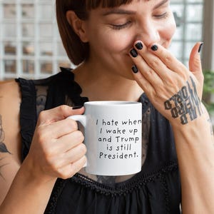 Ich hasse es, wenn ich aufwache und Trumpf ist immer noch Präsident sagt Kaffee oder Teetasse. Anti-Trumpf, Anti-GOP, Anti-MAGA