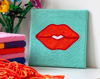 USTA 01 - tekstylna grafika z ustami, funky usta, popart, grafika z ustami, dekoracja na ścianę, eklektyczna galeria, kobiece usta