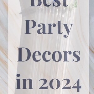 Puede incluir: Pajitas de vidrio transparente dispuestas sobre una superficie blanca. El texto "Best Party Decors in 2024" est&aacute; superpuesto a la imagen en gris oscuro. Las pajitas son cil&iacute;ndricas y tienen una ligera curva en la parte superior.