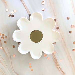 Daisy Party Supply Decorazione per la tavola Elegante servizio da tavola floreale Piatto decorativo per la primavera Fiore Piatto per baby shower Forniture per feste di addio al nubilato estive