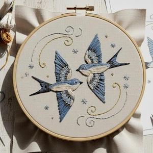 Folklore Vögel Stickmuster - Anfänger im Stickrahmen-Design mit einer blauen Schwalbe