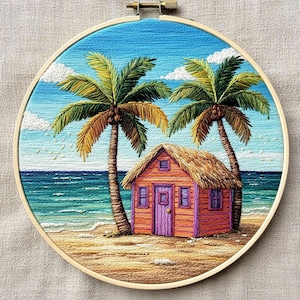 Könnte beinhalten: Handgestickte Stickkunst in einem Holzreifen zeigt eine tropische Strandszene. Eine kleine orangefarbene und lila Strandhütte steht zwischen zwei Palmen an einem sandigen Ufer, mit blauem Ozean und Himmel im Hintergrund.