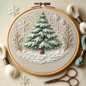 Peut inclure: Broderie d'un sapin de Noël dans un cercle en bois. L'arbre est vert avec de la neige blanche, et le fond est beige clair. Des flocons de neige blancs et des branches brunes sont également brodés. Fils à broder et ciseaux dans l'image.