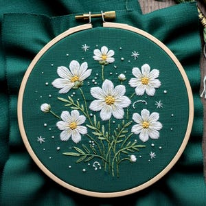Schema per ricamo a mano "White Cosmos Floral" - Disegno botanico per principianti su telaio in formato PDF