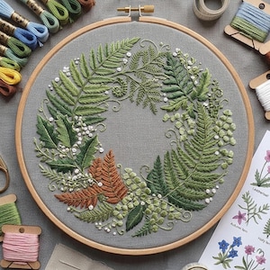 Patrón de bordado de corona de helechos, arte botánico de hojas de bosque en bastidor (descarga en PDF)