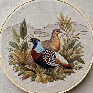 Puede incluir: Bordado en un aro de madera que representa dos aves entre follaje y montañas. El ave en primer plano tiene la cabeza azul, el pecho rojo y alas estampadas. La otra ave es marrón. El bordado utiliza varios tonos de verde y marrón.
