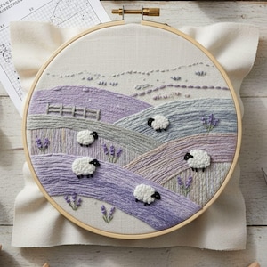 Handbroderimönster med får och lavendelfält – Nyckfull landsbygdsramkonst | Direkt nedladdning