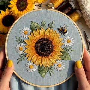 Handbroderimönster för solrosor och bi, blommig ringkonstdesign, nybörjarvänligt naturbroderi