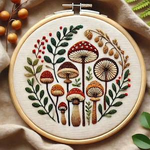 Peut inclure: Art de broderie en forme de cercle représentant un arrangement fantaisiste de champignons dans différentes nuances de brun, rouge et jaune, entourés de feuillage vert et de baies rouges.