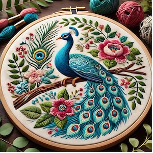 Può includere: Arte di ricamo in cerchio con un pavone con coda blu e verde, appollaiato su un ramo con fiori rosa e bianchi. Lo sfondo è bianco.