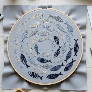 Minimalistischer Fischschwarm - Handstickerei Anleitung - Moderne Küsten Stickerei Stickmuster