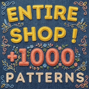 Könnte beinhalten: Ein dunkelblauer Jeansstoff mit gelb gesticktem Text, der ENTIRE SHOP! lautet, gefolgt von einem korallenfarbenen Pluszeichen und der Zahl 1000, sowie dem Wort PATTERNS in hellem Beige, umgeben von floralen Mustern und geschwungenen Verzierungen.