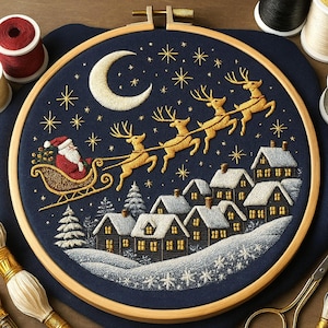 Può includere: Scena natalizia ricamata in un telaio di legno. Babbo Natale su una slitta trainata da renne vola sopra case coperte di neve sotto una luna crescente e stelle. Il ricamo è su un tessuto blu scuro.