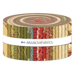 Könnte beinhalten: Eine Rolle Stoff mit verschiedenen floralen und geometrischen Mustern in Grün-, Rot- und Cremetönen. Der Stoff ist aufgerollt und mit einem Band gebunden. Das Etikett auf der Rolle lautet "MARCUSFabrics."