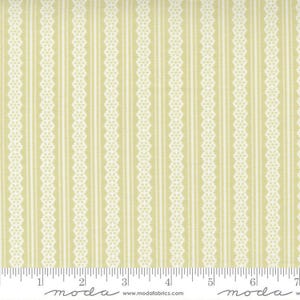 Può includere: Tessuto giallo pallido con strisce bianche verticali e motivi decorativi simili a pizzo. Il tessuto ha un righello lungo il bordo inferiore, con la parola "moda" stampata.