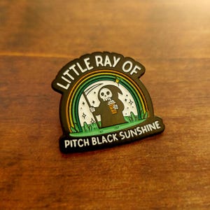 Insignia de pin "Pequeño rayo de sol negro intenso": pin de solapa gótico emo