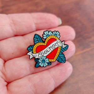 Mamma Tatuering Hjärta Emalj Pin