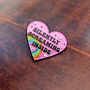 Silently Screaming Inside Heart Pin: politieke humor regenboog