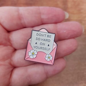 Não seja tão duro consigo mesmo, broche, pins positivos, empoderamento feminino, presentes para ela, presentes para a mãe, presentes para menores de 5 anos, presentes para adolescentes