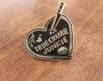 Insignia de corazón de adicto a crímenes reales, regalo para fanáticos de programas de asesinatos