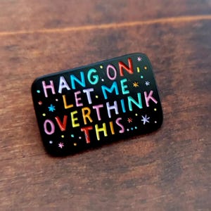 Hang on Let me Overthink This Pin Abzeichen, Geschenke für Overthinker