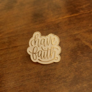 Speldbadge Have Faith: goud-witte reversspeld