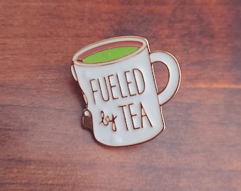 Anstecknadel „Fueled by Tea“, Emaille-Pins, Anstecknadeln, Messing, Teetrinker, Teeliebhaber, Briten, Geschenke für Freunde