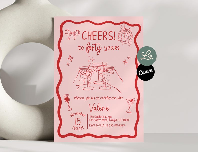 Może przedstawiać: R&oacute;żowe zaproszenie z czerwoną obw&oacute;dką i tekstem "CHEERS! to forty years". Zawiera ilustracje kieliszk&oacute;w do szampana, kuli dyskotekowej i kokardy. Zawiera szczeg&oacute;ły wydarzenia: datę, godzinę, miejsce i informacje RSVP.
