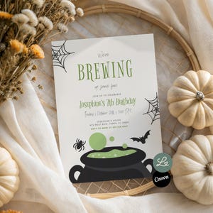 Può includere: Un invito a tema Halloween con il testo "We're Brewing" e "Josephine's 7th Birthday". Il design include un calderone nero con pozione verde, ragnatele, un pipistrello e piccole zucche bianche. Sono visibili anche fiori secchi e un cestino di vimini.