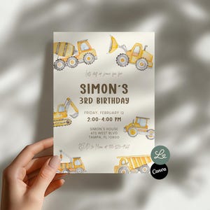 Op de afbeelding: Een verjaardagsuitnodiging met aquarel illustraties van gele bouwmachines. De uitnodiging luidt "SIMON'S 3RD BIRTHDAY" met evenementdetails. De uitnodiging wordt door een hand vastgehouden.