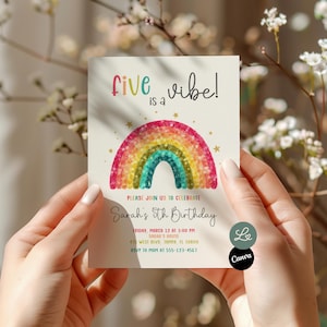 Puede incluir: Una tarjeta de invitación de cumpleaños con un diseño de arcoíris en acuarela. El texto "five is a vibe!" está en la parte superior, con "Sarah's 5th Birthday" debajo. La tarjeta es sostenida por una persona.