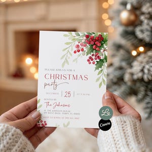 Op de afbeelding: Een kerstfeestuitnodiging met aquarel hulst en bessen, vastgehouden door handen. De uitnodiging luidt "Please join us for a Christmas party" met de datum 25 december om 17:30 uur. De gastheer is The Johnsons.